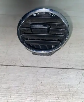 Peugeot 308 Dash center air vent grill Y05201