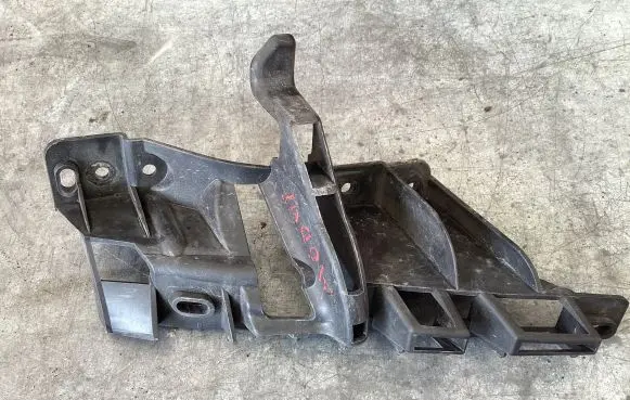 Front bumper mounting bracket