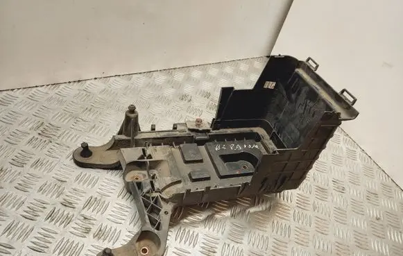 Volkswagen PASSAT B6 Battery tray 1K0915333C