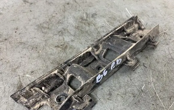 Volkswagen PASSAT B6 Front bumper mounting bracket 3C0807184