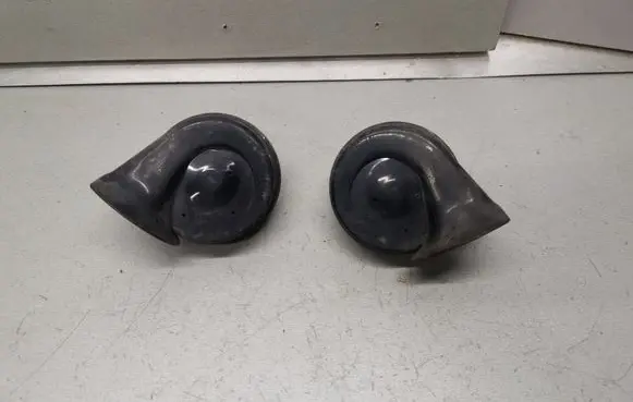 Volkswagen Touareg I Horn signal 6N0951221A 6N0951223A
