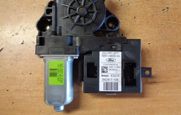 Ford Kuga I Front door window regulator motor 09192012 942411106