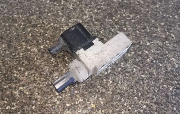 Mercedes-Benz CLS C219 Air suspension valve block A2113200158