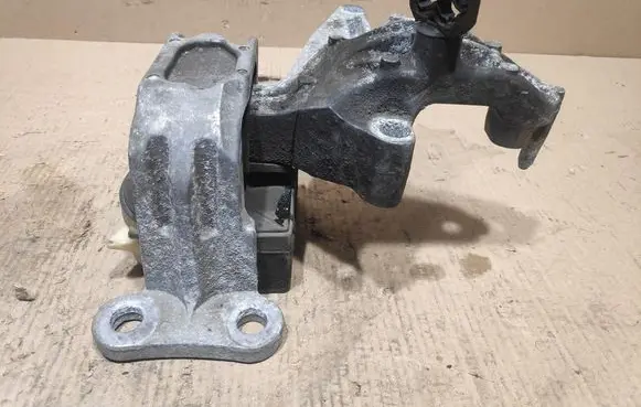 Engine mount vacuum valve