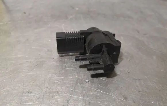 Volkswagen Golf IV Vacuum valve 1J0906283B
