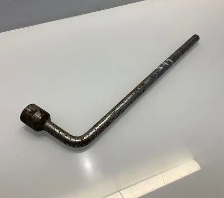 Mercedes-Benz E W211 Wheel nut wrench 2215810001 A2215810001