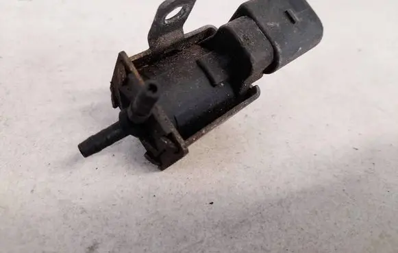 Volkswagen Golf IV Turbo solenoid valve 028906203n