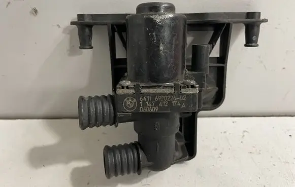 BMW 5 E60 E61 Coolant heater control valve 6920226