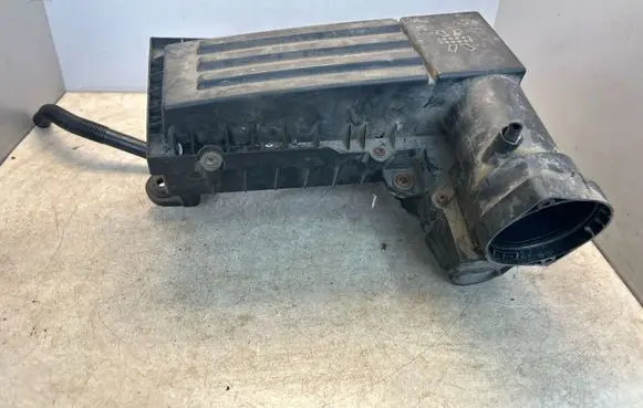 Volkswagen PASSAT B7 Air filter box 3C0129607BC