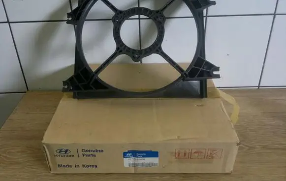 Hyundai Elantra Radiator cooling fan shroud 9773525000