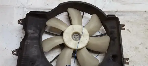 Honda FR-V Radiator cooling fan shroud