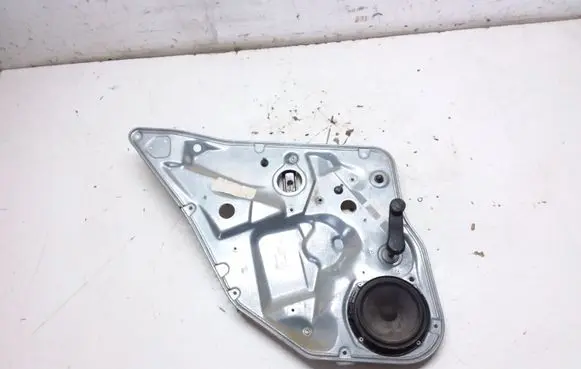 Rear door manual window regulator