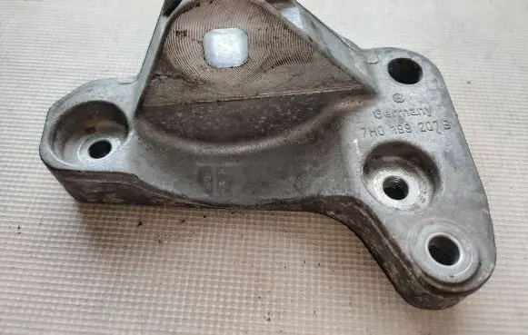 Volkswagen Transporter - Caravelle T5 Engine mounting bracket 7H0199207B