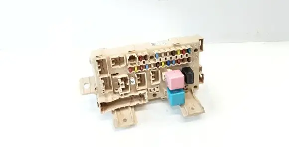Toyota Avensis T250 Fuse module 8264105020A