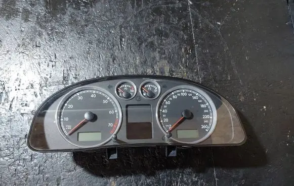 Volkswagen PASSAT B5.5 Speedometer (instrument cluster) 3B0920829