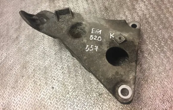 BMW 5 E60 E61 Engine mounting bracket 6777053