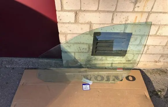 Volvo V70 Front door window glass four-door 30779524