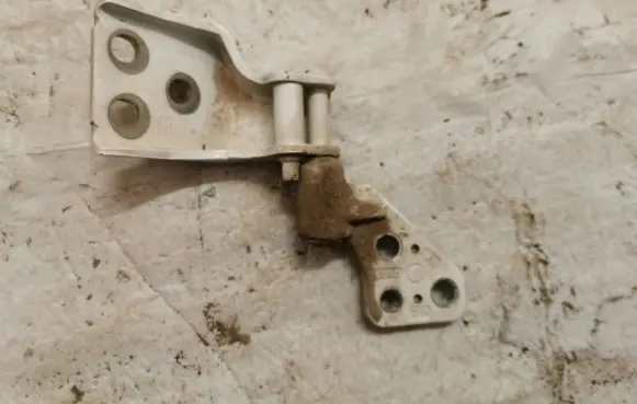 Citroen Berlingo Loading door lower hinge 018000821