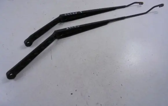 Nissan X-Trail T30 Front wiper blade arm B46LD