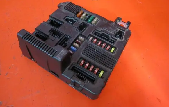 Renault Scenic II - Grand scenic II Fuse module 8200306032B