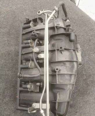 Volkswagen Golf V Intake manifold 06f133201n