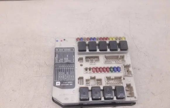 Nissan Navara D40 Fuse module 284B7EB31C 6L04 2421