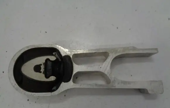 Engine mount vacuum valve