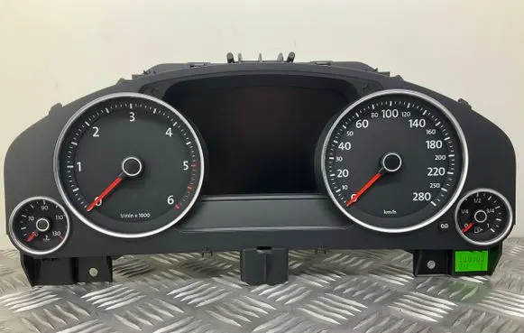 Volkswagen Touareg II Speedometer (instrument cluster) 7P6920880A