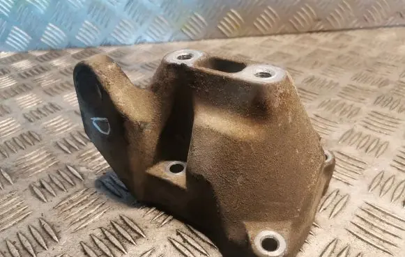 Chrysler 300 - 300C Engine mounting bracket