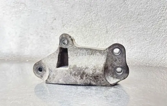 Opel Insignia B Engine mounting bracket 84221477