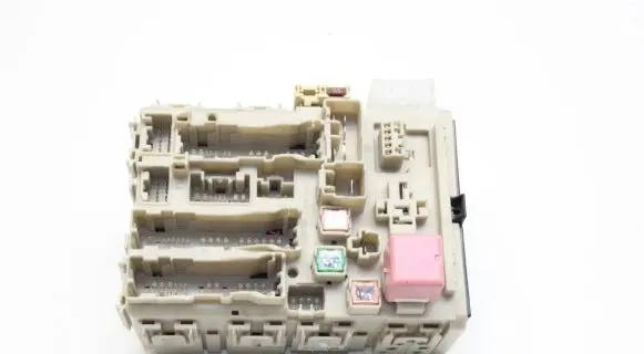 Toyota Avensis T270 Fuse box set 8273005J90