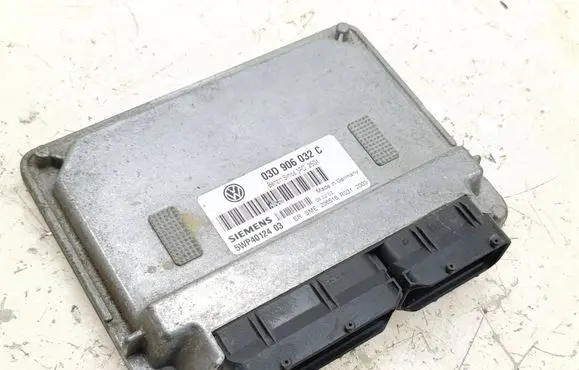 Volkswagen Polo Engine control unit/module 03D906032C 3PD2501 5WP4012403