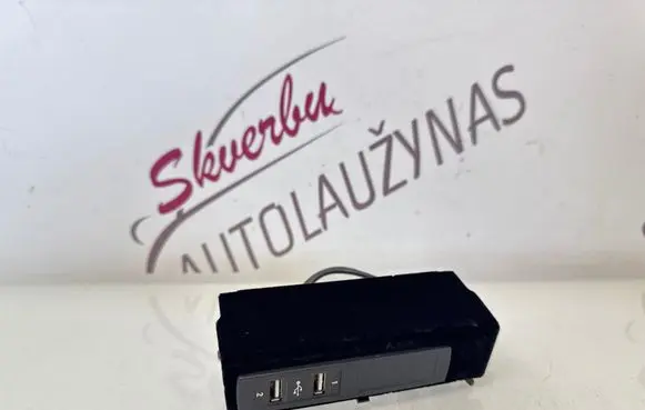 Mercedes-Benz S W222 USB socket connector A2228200915 2228210511 080812