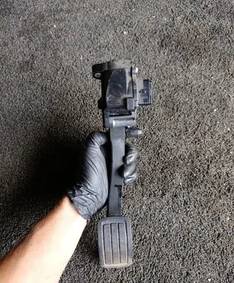 Accelerator throttle pedal