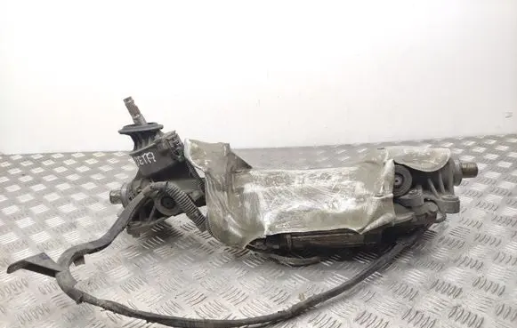 Volkswagen Jetta V Steering rack 5C1423051B 1K0909144J