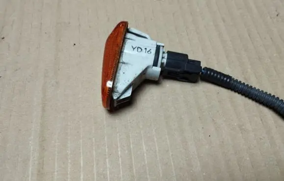 Front fender indicator light