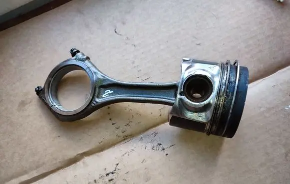 Audi A6 S6 C6 4F Piston with connecting rod 83L82
