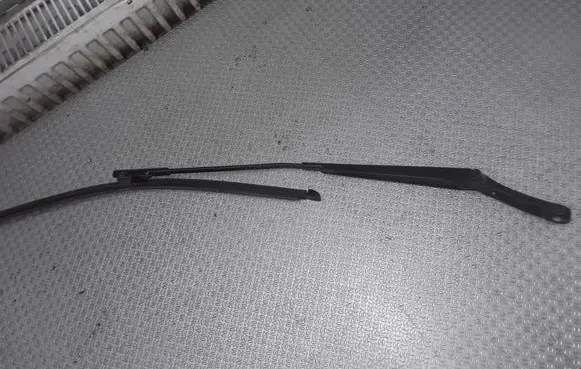 Front wiper blade arm