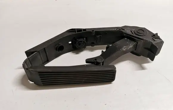 Mercedes-Benz E W211 Accelerator throttle pedal A2113000504