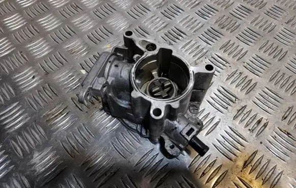 Audi A4 S4 B8 8K Vacuum pump 06J145100G