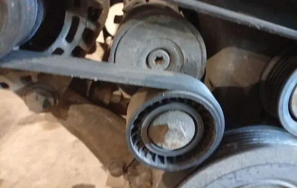 Opel Zafira B Generator/alternator belt tensioner