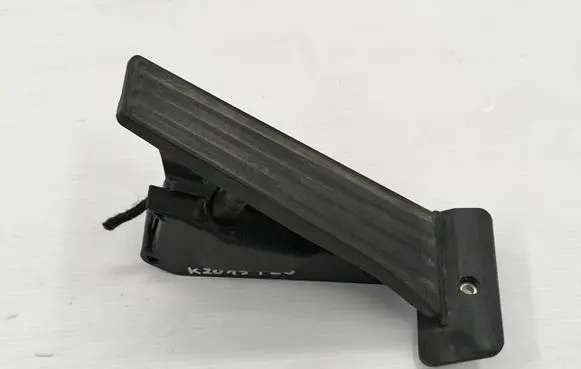 Accelerator throttle pedal