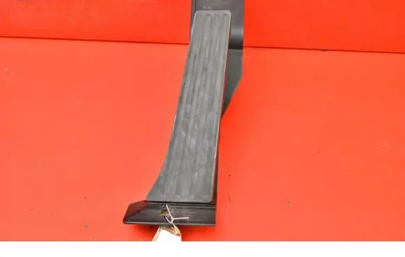 Accelerator throttle pedal