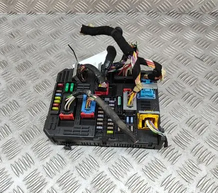Peugeot 2008 II Fuse module 9832881080 28709110