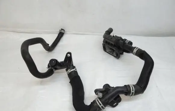 Ford Kuga II Thermostat housing 9820023280