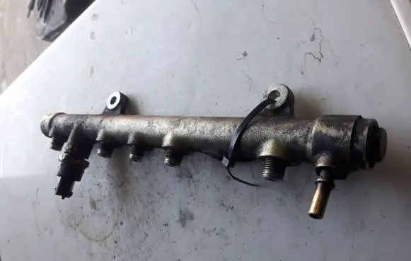 Renault Scenic II - Grand scenic II Fuel distributor 0445214078