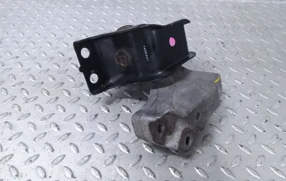 Nissan Pulsar Engine mount bracket 112103ZU0A