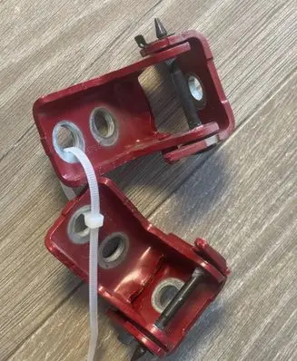 Opel Mokka B Front door upper hinge 055U3