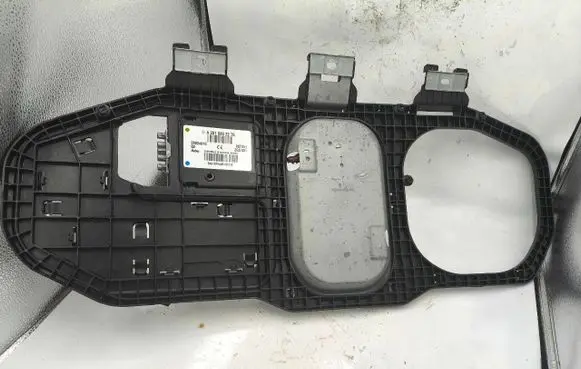 Mercedes-Benz ML W164 Aerial antenna amplifier A2518202275 28024813 06T051