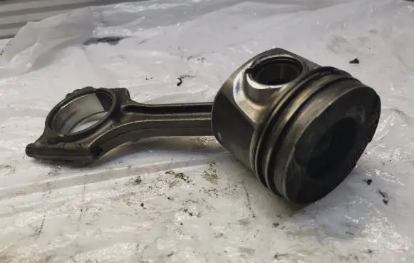 Volvo V40 Cross country Piston with connecting rod